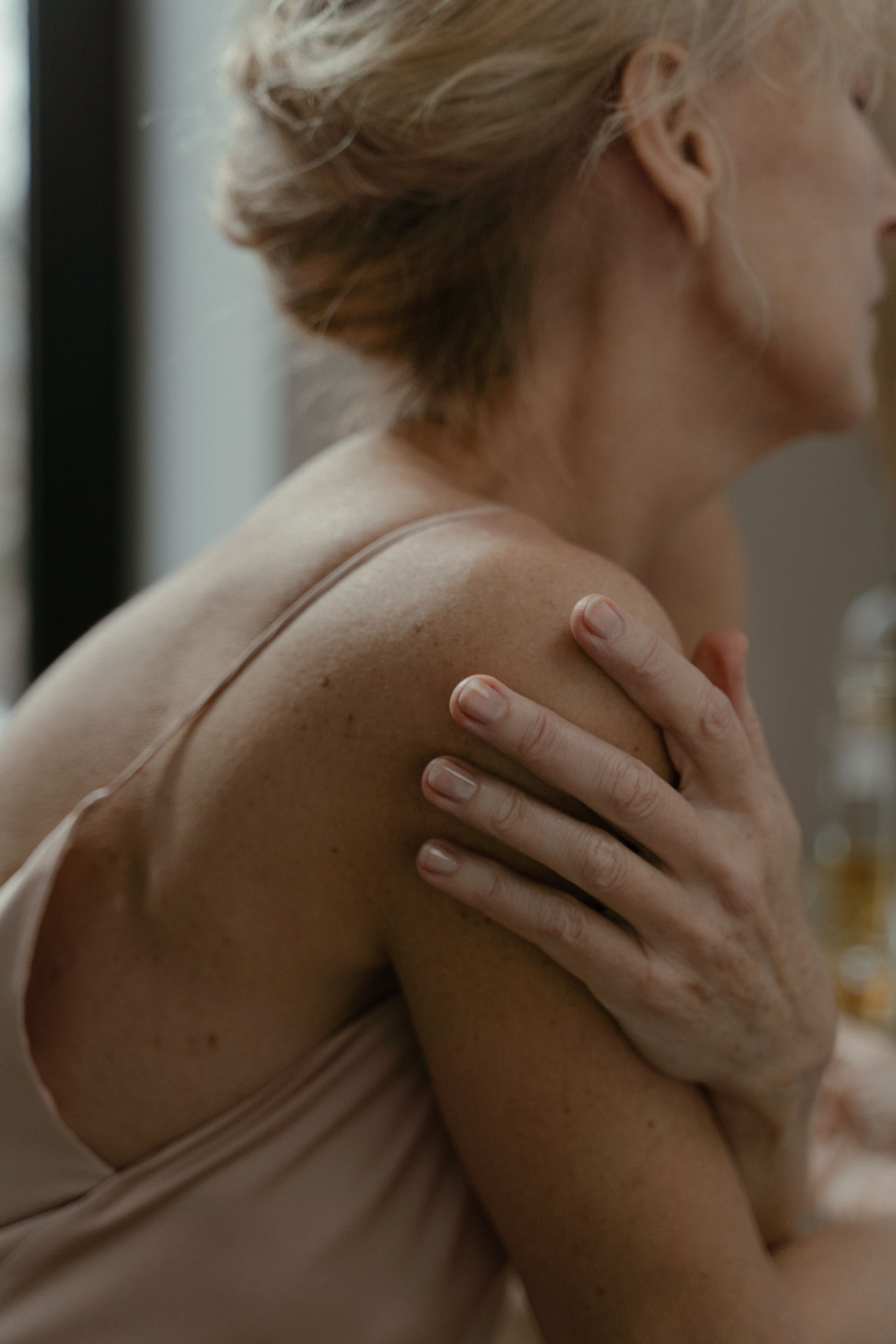 Frozen shoulder: why the joint locks up, and how physiotherapy restores movement