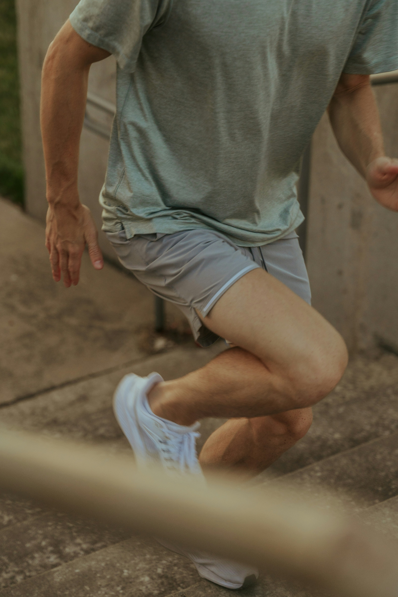 Knee pain on the Costa del Sol: causes, diagnosis & physiotherapy treatment
